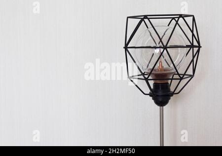 Vintage-Lampe mit schwarz geschmiedetem Lampenschirm aus Metall auf weißem Hintergrund, Platz für Text Stockfoto