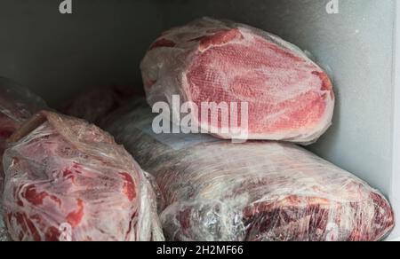Heim-Kühlschrank mit unterschiedlich verpacktem gefrorenem Fleisch. Stockfoto