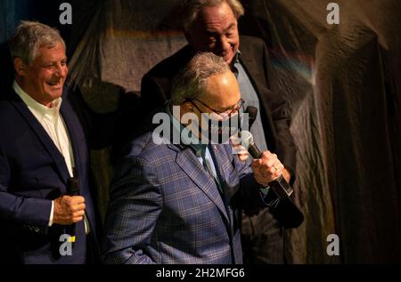 New York, USA. Oktober 2021. U. S. Senator Charles Schumer spricht auf der Bühne vor dem Phantom der Oper nach einer Pandemie im Majestic Theatre. Um zu sehen, dass Musikanten geimpft werden müssen, wurde der Status am Eingang überprüft und zu jeder Zeit eine Maske getragen. Vor Beginn der Aufführung gab es Reden des Komponisten Sir Andrew Lloyd Webber, des Produzenten Cameron Mackintosh und des US-Senators Charles Schumer (Foto: Lev Radin/Pacific Press) Quelle: Pacific Press Media Production Corp./Alamy Live News Stockfoto