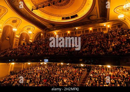 New York, USA. Oktober 2021. Zuschauer gesehen während der ersten Vorstellung des Phantoms der Oper nach einer Pandemie im Majestic Theater. Um zu sehen, dass die Musikanten geimpft werden müssen, wurde der Status am Eingang überprüft und die ganze Zeit mit Maske versehen. Vor Beginn der Aufführung gab es Reden des Komponisten Sir Andrew Lloyd Webber, des Produzenten Cameron Mackintosh und des US-Senators Charles Schumer (Foto: Lev Radin/Pacific Press) Quelle: Pacific Press Media Production Corp./Alamy Live News Stockfoto