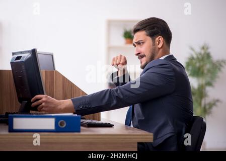Junge Mitarbeiter, die im Büro Stockfoto