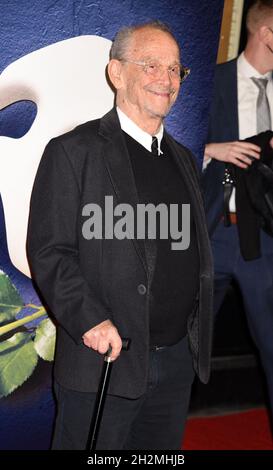 New York, USA. Oktober 2021. Joel Gray bei der Wiedereröffnung des Phantoms der Oper am 22. Oktober 2021 im Majestic Theater in New York City, NY, USA. Foto von MM/ABACAPRESS.COM Quelle: Abaca Press/Alamy Live News Stockfoto