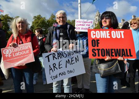 Demonstranten halten Plakate während einer Kundgebung auf dem Parliament Square. Die LGB-Gemeinschaft ruft die öffentlichen Einrichtungen und privaten Unternehmen, die Mitglieder von Stonewall sind, dazu auf, aus dem Charity-Programm auszutreten. Stockfoto