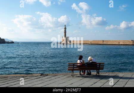 Chania, Kreta - Griechenland - Oktober 20 2021 : wunderschöner venezianischer Hafen Blick über die Bucht auf den historischen Leuchtturm Landschaftsbild mit Kopierraum Stockfoto