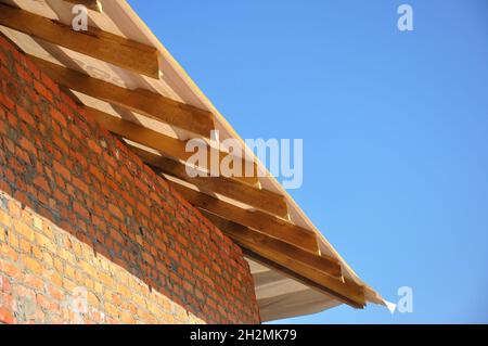 Layout und Installation von Dachfächern und Dachrinnen bei einem neuen Bauprojekt für gewerbliche Wohngebäude durch Framing Contractors Outdoor Stockfoto