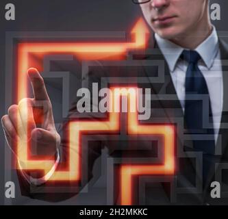 Der Geschäftsmann mit Labyrinth in schwierigen Situationen Konzept Stockfoto