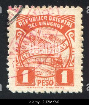 URUGUAY - UM 1938: Stempel gedruckt von Uruguay, zeigt Schiff und Zug, um 1938 Stockfoto