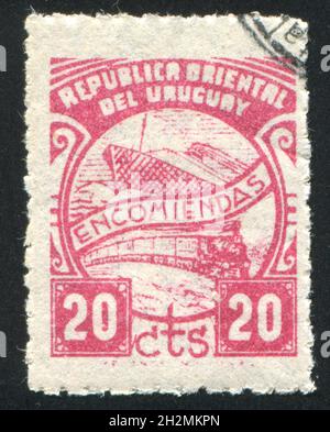 URUGUAY - UM 1938: Stempel gedruckt von Uruguay, zeigt Schiff und Zug, um 1938 Stockfoto