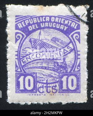 URUGUAY - UM 1938: Stempel gedruckt von Uruguay, zeigt Schiff und Zug, um 1938 Stockfoto