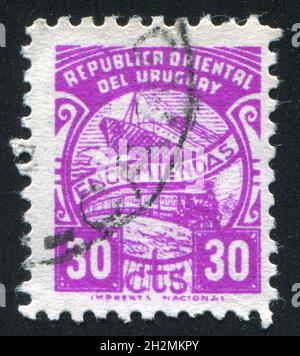 URUGUAY - UM 1938: Stempel gedruckt von Uruguay, zeigt Schiff und Zug, um 1938 Stockfoto