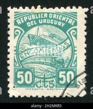 URUGUAY - UM 1938: Stempel gedruckt von Uruguay, zeigt Schiff und Zug, um 1938 Stockfoto