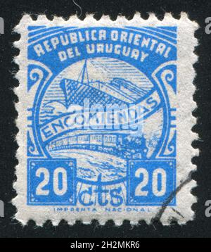 URUGUAY - UM 1938: Stempel gedruckt von Uruguay, zeigt Schiff und Zug, um 1938 Stockfoto