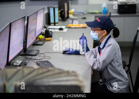 Kuala Lumpur, Malaysia. Oktober 2021. Ein Techniker arbeitet in einer Fabrik des malaysischen Kautschukherstellers Kossan Rubber Industries in Klang, Staat Selangor, Malaysia, 20. Oktober 2021. ZUM THEMA: „Interview: CIIE webt die Integration der Weltwirtschaft, profitiert alle von der globalen Konjunkturerholung“ Quelle: Zhu Wei/Xinhua/Alamy Live News Stockfoto