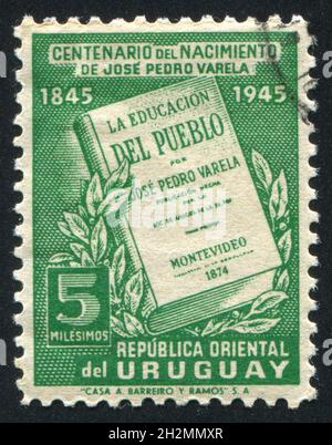 URUGUAY - UM 1945: Briefmarke gedruckt von Uruguay, zeigt La Educacion del Pueblo, um 1945 Stockfoto