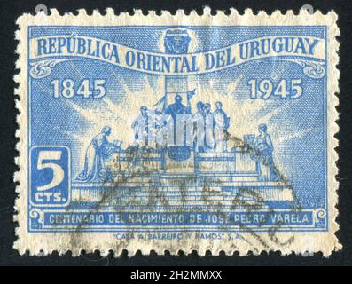 URUGUAY - UM 1945: Briefmarke gedruckt von Uruguay, zeigt Monument, um 1945 Stockfoto