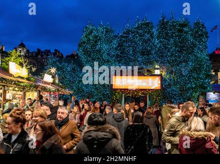 Blick auf den traditionellen Weihnachtsmarkt am Abend in den Princes Street Gardens, Edinburgh, Schottland, Großbritannien Stockfoto