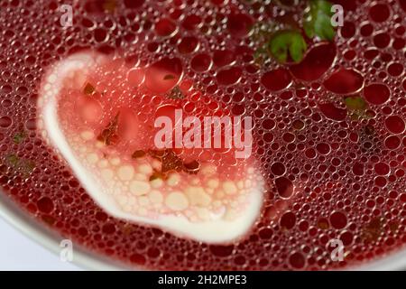 Saure Creme in Rübenwurzelsuppe, selektiver Fokus Makro Stockfoto