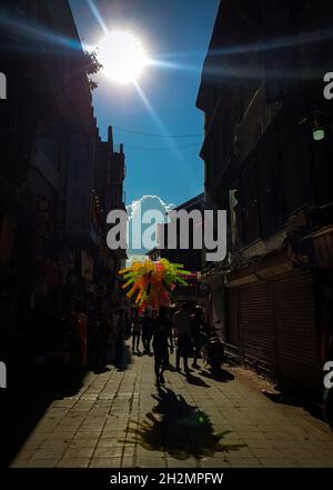 Kathmandu, Bagmati, Nepal. Oktober 2021. Ein Händler führt Spielzeuge, die am 23. Oktober 2021 in einer Gasse in Kathmandu, Nepal, verkauft werden. (Bild: © Sunil Sharma/ZUMA Press Wire) Bild: ZUMA Press, Inc./Alamy Live News Stockfoto