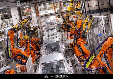 München, Deutschland. Oktober 2021. Roboter von ABB arbeiten an der Karosserie verschiedener BMW-Modelle im Stammwerk. Quelle: Sven Hoppe/dpa/Alamy Live News Stockfoto