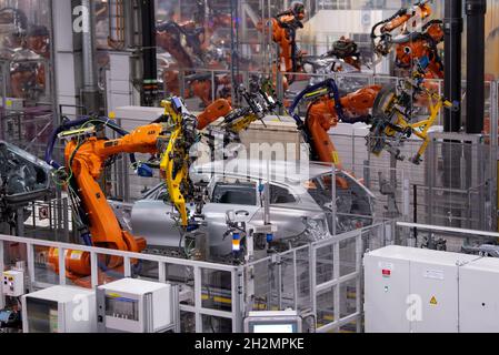 München, Deutschland. Oktober 2021. Roboter von ABB arbeiten an der Karosserie verschiedener BMW-Modelle im Stammwerk. Quelle: Sven Hoppe/dpa/Alamy Live News Stockfoto