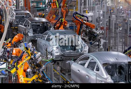 München, Deutschland. Oktober 2021. Roboter von ABB arbeiten an der Karosserie verschiedener BMW-Modelle im Stammwerk. Quelle: Sven Hoppe/dpa/Alamy Live News Stockfoto