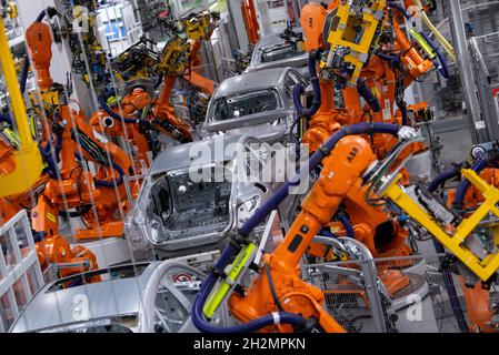 München, Deutschland. Oktober 2021. Roboter von ABB arbeiten an der Karosserie verschiedener BMW-Modelle im Stammwerk. Quelle: Sven Hoppe/dpa/Alamy Live News Stockfoto