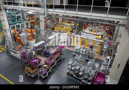 München, Deutschland. Oktober 2021. Roboter von ABB arbeiten im Stammwerk an Karosserieteilen für BMW-Fahrzeuge. Quelle: Sven Hoppe/dpa/Alamy Live News Stockfoto