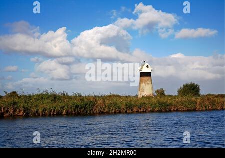 Blick auf die St Benet's Level Drainage Mill über den Fluss Thurne auf den Norfolk Broads in Thurne, Norfolk, England, Großbritannien. Stockfoto