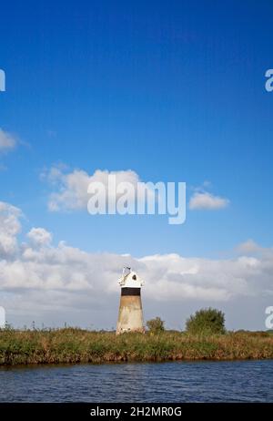 Blick auf die St Benet's Level Drainage Mill über den Fluss Thurne auf den Norfolk Broads in Thurne, Norfolk, England, Großbritannien. Stockfoto