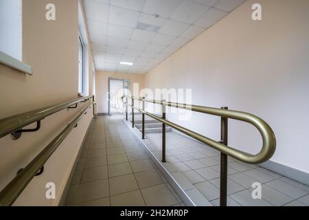 Sanfter Aufstieg und Geländer im Gebäude für Menschen mit Behinderungen Stockfoto