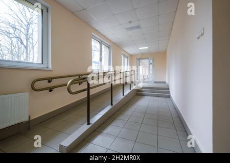 Sanfter Aufstieg und Geländer im Gebäude für Menschen mit Behinderungen Stockfoto