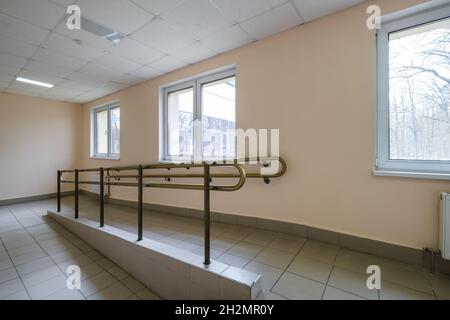 Sanfter Aufstieg und Geländer im Gebäude für Menschen mit Behinderungen Stockfoto