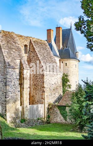 Die Burg des kleinen Dorfes Sainte-Suzanne widerstand Wilhelm dem Eroberer. Die mittelalterliche Burg wird durch eine Renaissance-château ergänzt Stockfoto