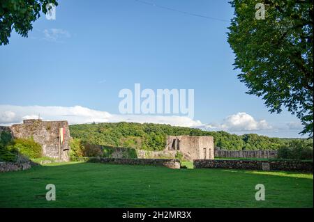 Die Burg des kleinen Dorfes Sainte-Suzanne widerstand Wilhelm dem Eroberer. Die mittelalterliche Burg wird durch eine Renaissance-château ergänzt Stockfoto