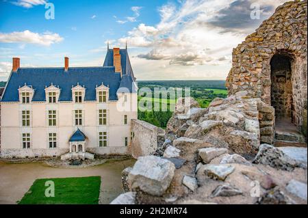 Die Burg des kleinen Dorfes Sainte-Suzanne widerstand Wilhelm dem Eroberer. Die mittelalterliche Burg wird durch eine Renaissance-château ergänzt Stockfoto