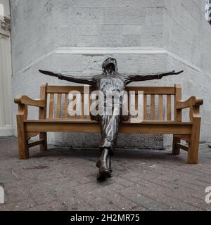 Eine Skulptur von John Lennon, ‘„Imagine“, die 2009 von dem berühmten Bildhauer, Dichter, Dramatiker, Texter, Schriftsteller und Schauspieler geschaffen wurde, Lawrence Holofcener Stockfoto