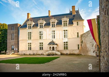 Die Burg des kleinen Dorfes Sainte-Suzanne widerstand Wilhelm dem Eroberer. Die mittelalterliche Burg wird durch eine Renaissance-château ergänzt Stockfoto