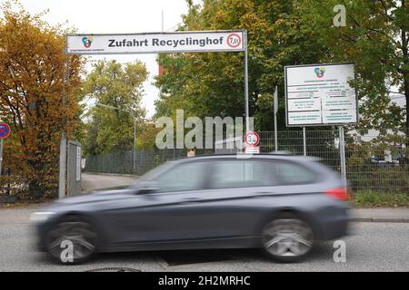 Hamburg, Deutschland. Oktober 2021. Ein Auto fährt am Eingang zum Rondenbarg-Recyclinghof vorbei. Die Recycling-Werften sollen digitaler werden. Wie lange die Leitungen vor den zwölf Recycling-Zentren der Stadt sind, wird die Hamburger künftig über eine App und das Internet sehen können. Es ist jedoch noch nicht klar, wann die digitale Lösung bereit sein wird. Kredit: Marcus Brandt/dpa/Alamy Live Nachrichten Stockfoto