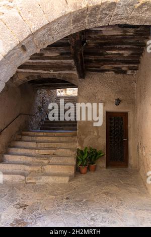 Steinstraße mit einigen Treppen und einem Bogen im mittelalterlichen Dorf Guimerá in Nordspanien Stockfoto