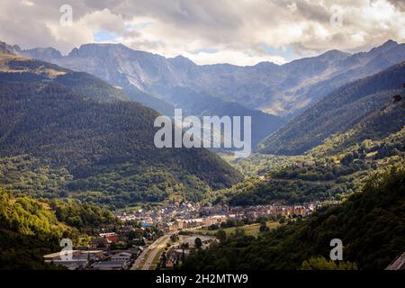 Vielha, ein Dorf im Aran-Tal, Katalonien. Spanien. Die nahegelegenen Pisten von Baqueira Beret sind im Winter sehr beliebt für Wintersportarten. Stockfoto