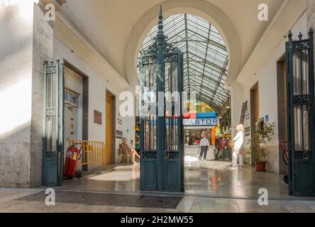 Eingang von Atarazanas, Markthalle in Malaga, Andalusien, Spanien. Stockfoto