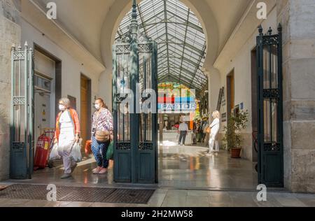 Eingang von Atarazanas, Markthalle in Malaga, Andalusien, Spanien. Stockfoto