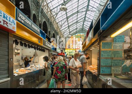 Interieur von Atarazanas, Markthalle mit geschlossenen Verkaufsstellen für Meeresfrüchte in Malaga, Andalusien, Spanien. Stockfoto