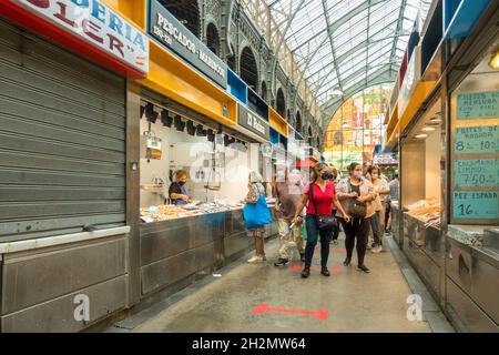 Interieur von Atarazanas, Markthalle mit geschlossenen Verkaufsstellen für Meeresfrüchte in Malaga, Andalusien, Spanien. Stockfoto