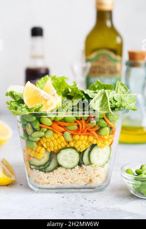 Glasbox mit frischem rohem Gemüsesalat. Gesunde Mahlzeit Rezept Zubereitung. Gesundes veganes Gericht im Glasbehälter. Vegetarische Küche. Gericht auf pflanzlicher Basis Stockfoto