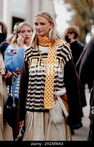 Street Style, Mia Regan bei der Ankunft in Miu Miu Spring Summer 2022 Show, die am 5. Oktober 2021 im Palais Iena, Paris, Frankreich, stattfand. Foto von Marie-Paola Bertrand-Hillion/ABACAPRESS.COM Stockfoto