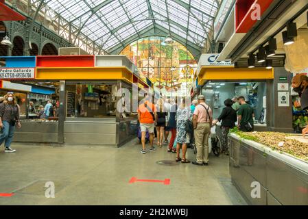 Interieur von Atarazanas, Markthalle mit geschlossenen Verkaufsstellen für Meeresfrüchte in Malaga, Andalusien, Spanien. Stockfoto