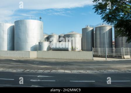 Chemische Großlager am Eingang des Hafens von Malaga, Andalusien, Spanien. Stockfoto