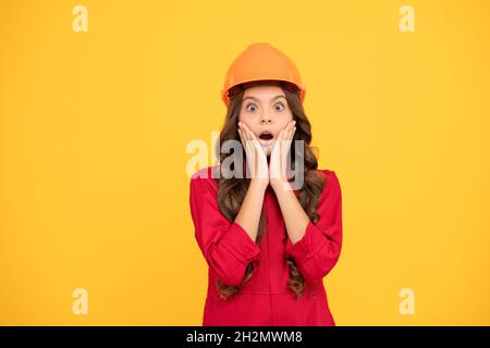 Future Engineer. Reparaturen. Überrascht Teenager-Mädchen in schützenden Hut. Stockfoto