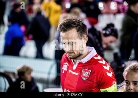 Vejle, Dänemark. Oktober 2021. Kapitän Jacob Schoop von Vejle Boldklub steigt im Vejle Stadion in Vejle in das 3F Superliga-Match zwischen Vejle Boldklub und FC Nordsjaelland ein. (Foto: Gonzales Photo/Alamy Live News Stockfoto